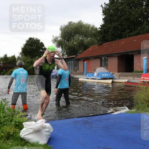 31.08.2025 - Elbe Triathlon Hamburg Luisa Fischer http://msf.ph/oto/8678561 31.08.2025 12:22:25 Schwimmen 1649, 1656, 1657 meine-sportfotos.de