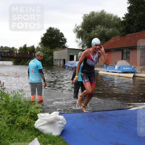 31.08.2025 - Elbe Triathlon Hamburg Luisa Fischer http://msf.ph/oto/8678596 31.08.2025 12:22:50 Schwimmen 1637, 1644 meine-sportfotos.de