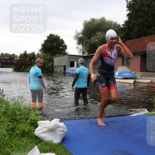 31.08.2025 - Elbe Triathlon Hamburg Luisa Fischer http://msf.ph/oto/8678598 31.08.2025 12:22:50 Schwimmen 1637, 1644 meine-sportfotos.de