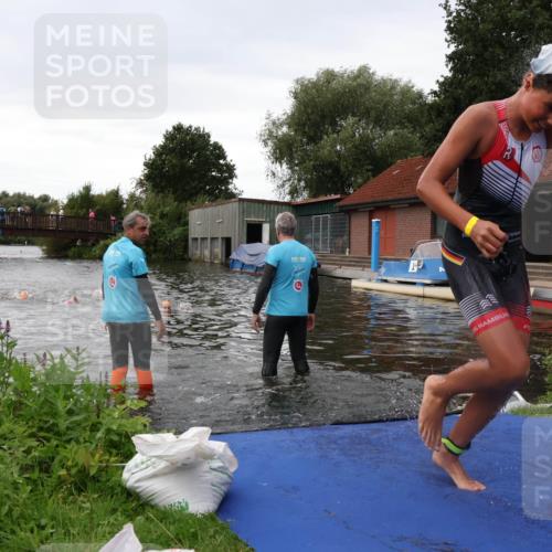 31.08.2025 - Elbe Triathlon Hamburg Luisa Fischer http://msf.ph/oto/8678600 31.08.2025 12:22:50 Schwimmen 1637, 1644 meine-sportfotos.de