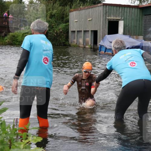 31.08.2025 - Elbe Triathlon Hamburg Luisa Fischer http://msf.ph/oto/8678610 31.08.2025 12:22:57 Schwimmen 1637, 1640, 1647, 1658 meine-sportfotos.de
