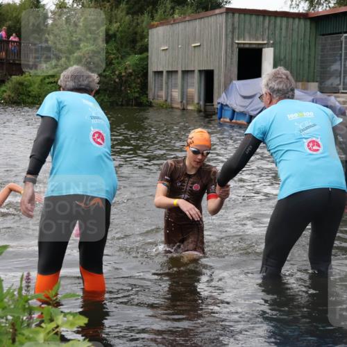 31.08.2025 - Elbe Triathlon Hamburg Luisa Fischer http://msf.ph/oto/8678612 31.08.2025 12:22:58 Schwimmen 1637, 1640, 1647, 1658 meine-sportfotos.de