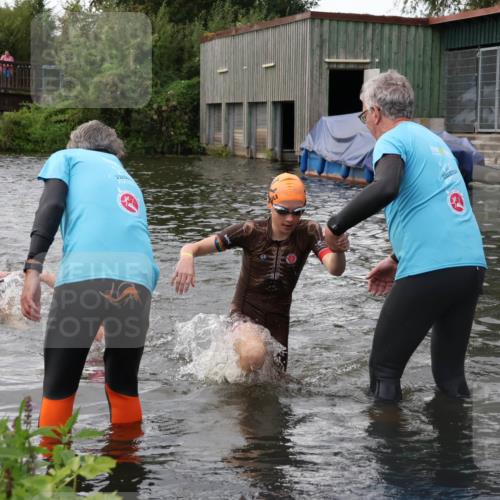 31.08.2025 - Elbe Triathlon Hamburg Luisa Fischer http://msf.ph/oto/8678615 31.08.2025 12:22:58 Schwimmen 1637, 1640, 1647, 1658 meine-sportfotos.de