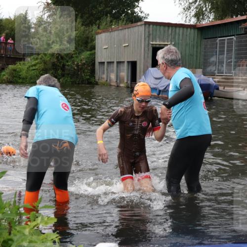 31.08.2025 - Elbe Triathlon Hamburg Luisa Fischer http://msf.ph/oto/8678616 31.08.2025 12:22:58 Schwimmen 1637, 1640, 1647, 1658 meine-sportfotos.de