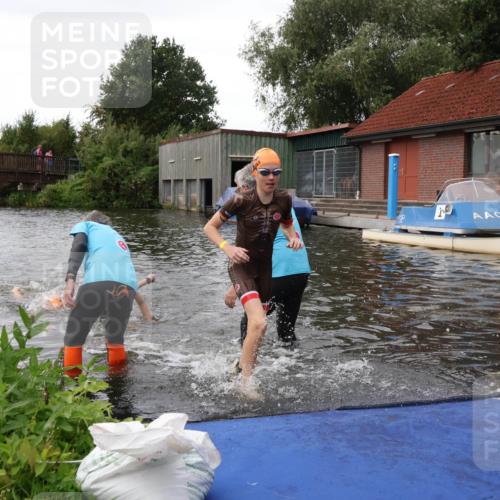 31.08.2025 - Elbe Triathlon Hamburg Luisa Fischer http://msf.ph/oto/8678620 31.08.2025 12:22:59 Schwimmen 1637, 1640, 1647, 1658 meine-sportfotos.de