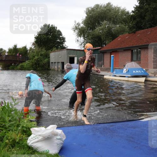 31.08.2025 - Elbe Triathlon Hamburg Luisa Fischer http://msf.ph/oto/8678622 31.08.2025 12:22:59 Schwimmen 1637, 1640, 1647, 1658 meine-sportfotos.de