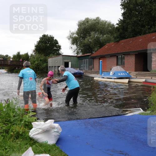 31.08.2025 - Elbe Triathlon Hamburg Luisa Fischer http://msf.ph/oto/8678630 31.08.2025 12:23:01 Schwimmen 1637, 1640, 1647, 1658 meine-sportfotos.de