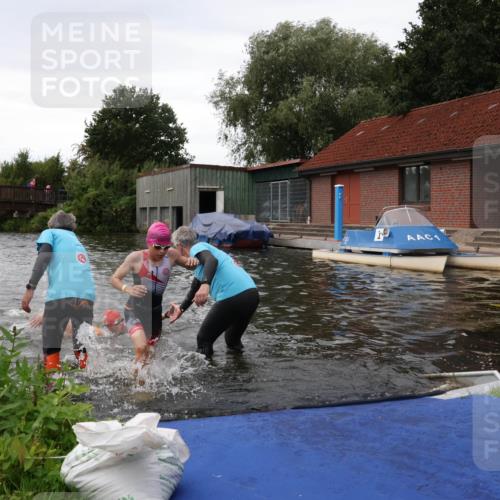 31.08.2025 - Elbe Triathlon Hamburg Luisa Fischer http://msf.ph/oto/8678632 31.08.2025 12:23:01 Schwimmen 1637, 1640, 1647, 1658 meine-sportfotos.de