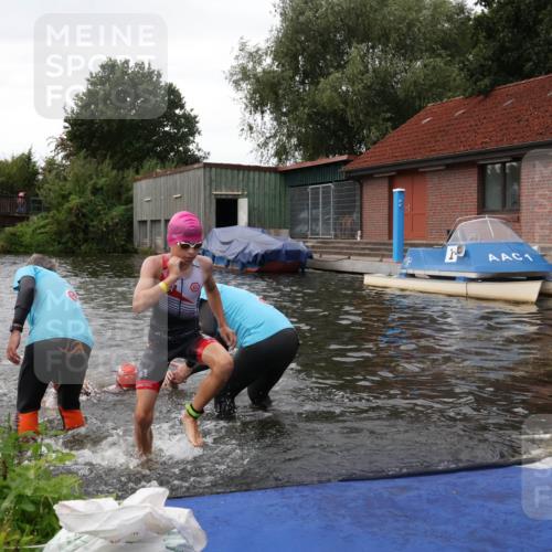 31.08.2025 - Elbe Triathlon Hamburg Luisa Fischer http://msf.ph/oto/8678633 31.08.2025 12:23:01 Schwimmen 1637, 1640, 1647, 1658 meine-sportfotos.de