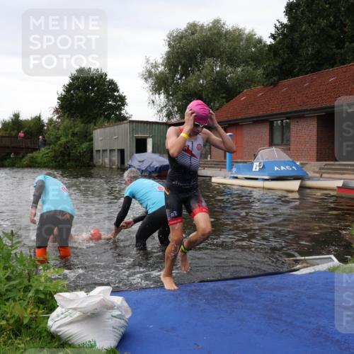 31.08.2025 - Elbe Triathlon Hamburg Luisa Fischer http://msf.ph/oto/8678636 31.08.2025 12:23:02 Schwimmen 1637, 1640, 1647, 1658 meine-sportfotos.de