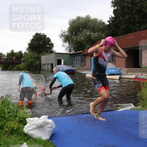 31.08.2025 - Elbe Triathlon Hamburg Luisa Fischer http://msf.ph/oto/8678638 31.08.2025 12:23:02 Schwimmen 1637, 1640, 1647, 1658 meine-sportfotos.de