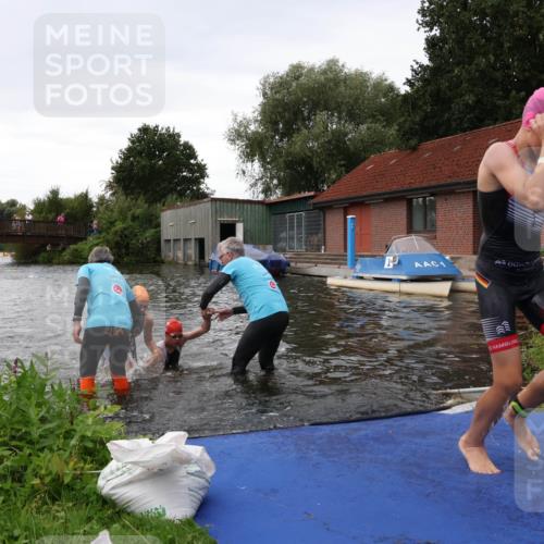 31.08.2025 - Elbe Triathlon Hamburg Luisa Fischer http://msf.ph/oto/8678640 31.08.2025 12:23:03 Schwimmen 1637, 1640, 1647, 1658 meine-sportfotos.de