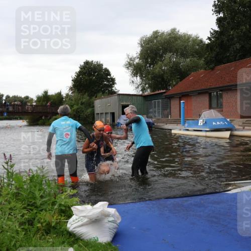 31.08.2025 - Elbe Triathlon Hamburg Luisa Fischer http://msf.ph/oto/8678642 31.08.2025 12:23:03 Schwimmen 1637, 1640, 1647, 1658 meine-sportfotos.de
