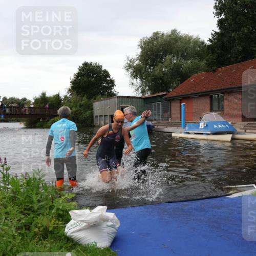 31.08.2025 - Elbe Triathlon Hamburg Luisa Fischer http://msf.ph/oto/8678643 31.08.2025 12:23:04 Schwimmen 1637, 1640, 1647, 1658 meine-sportfotos.de