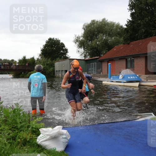 31.08.2025 - Elbe Triathlon Hamburg Luisa Fischer http://msf.ph/oto/8678644 31.08.2025 12:23:04 Schwimmen 1637, 1640, 1647, 1658 meine-sportfotos.de