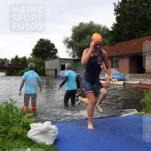 31.08.2025 - Elbe Triathlon Hamburg Luisa Fischer http://msf.ph/oto/8678648 31.08.2025 12:23:05 Schwimmen 1640, 1647, 1658 meine-sportfotos.de