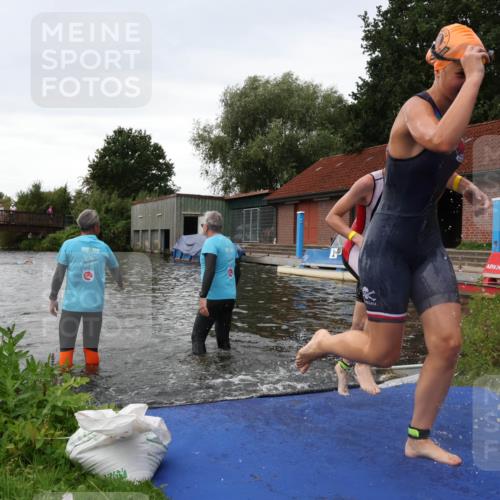 31.08.2025 - Elbe Triathlon Hamburg Luisa Fischer http://msf.ph/oto/8678651 31.08.2025 12:23:05 Schwimmen 1640, 1647, 1658 meine-sportfotos.de