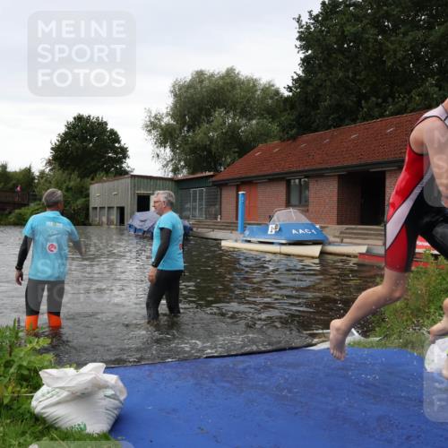 31.08.2025 - Elbe Triathlon Hamburg Luisa Fischer http://msf.ph/oto/8678652 31.08.2025 12:23:05 Schwimmen 1640, 1647, 1658 meine-sportfotos.de