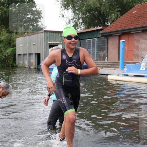 31.08.2025 - Elbe Triathlon Hamburg Luisa Fischer http://msf.ph/oto/8678678 31.08.2025 12:23:45 Schwimmen 1646, 1659, 1664 meine-sportfotos.de