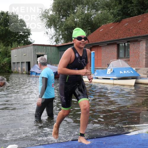 31.08.2025 - Elbe Triathlon Hamburg Luisa Fischer http://msf.ph/oto/8678679 31.08.2025 12:23:45 Schwimmen 1646, 1659, 1664 meine-sportfotos.de