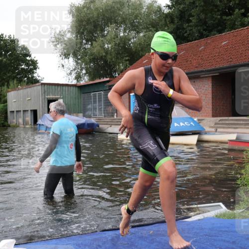 31.08.2025 - Elbe Triathlon Hamburg Luisa Fischer http://msf.ph/oto/8678680 31.08.2025 12:23:45 Schwimmen 1646, 1659, 1664 meine-sportfotos.de
