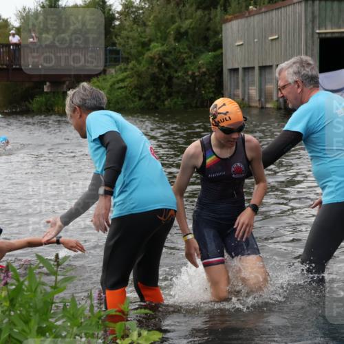 31.08.2025 - Elbe Triathlon Hamburg Luisa Fischer http://msf.ph/oto/8678693 31.08.2025 12:23:51 Schwimmen 1659, 1664 meine-sportfotos.de