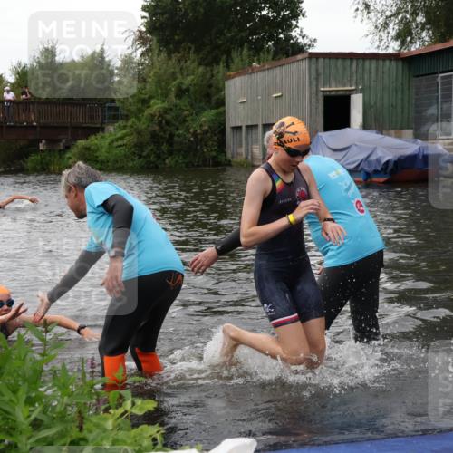 31.08.2025 - Elbe Triathlon Hamburg Luisa Fischer http://msf.ph/oto/8678695 31.08.2025 12:23:52 Schwimmen 1659, 1664 meine-sportfotos.de