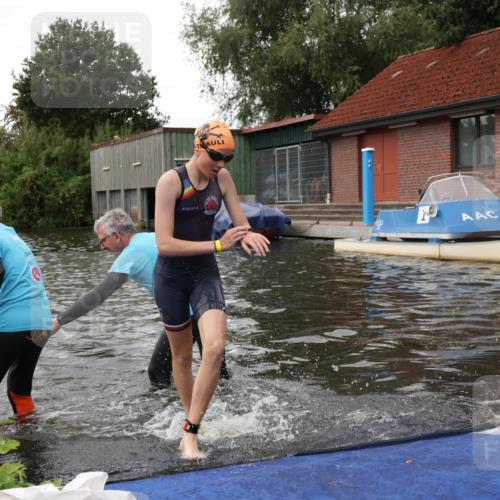 31.08.2025 - Elbe Triathlon Hamburg Luisa Fischer http://msf.ph/oto/8678697 31.08.2025 12:23:52 Schwimmen 1659, 1664 meine-sportfotos.de