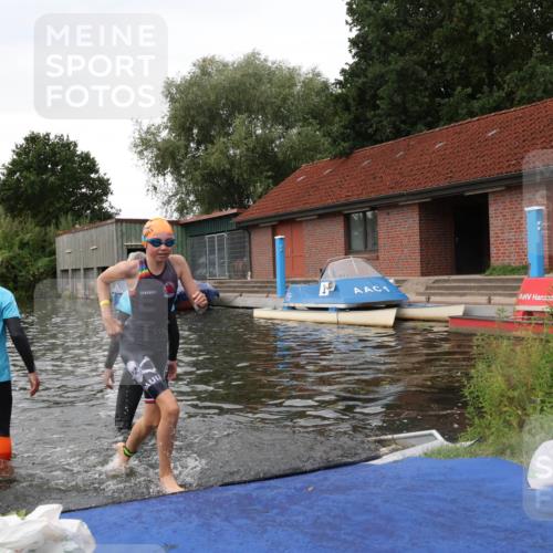 31.08.2025 - Elbe Triathlon Hamburg Luisa Fischer http://msf.ph/oto/8678711 31.08.2025 12:23:55 Schwimmen 1659, 1664 meine-sportfotos.de