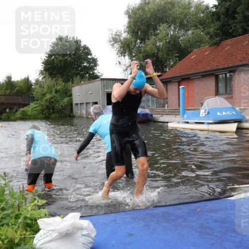 31.08.2025 - Elbe Triathlon Hamburg Luisa Fischer http://msf.ph/oto/8678720 31.08.2025 12:24:12 Schwimmen 1642, 1653, 1655 meine-sportfotos.de