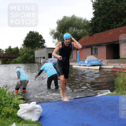 31.08.2025 - Elbe Triathlon Hamburg Luisa Fischer http://msf.ph/oto/8678721 31.08.2025 12:24:12 Schwimmen 1642, 1653, 1655 meine-sportfotos.de
