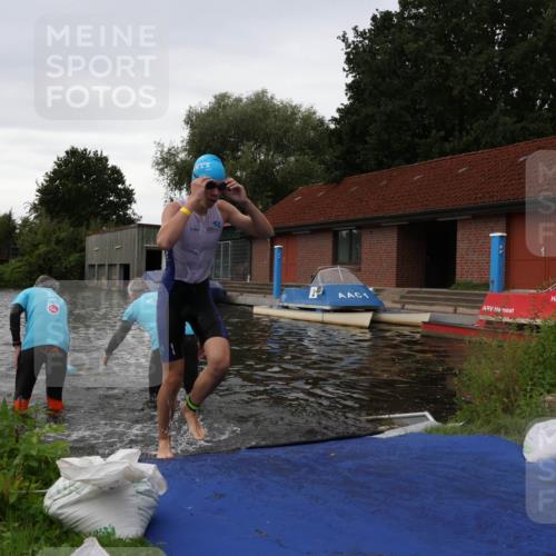 31.08.2025 - Elbe Triathlon Hamburg Luisa Fischer http://msf.ph/oto/8678727 31.08.2025 12:24:15 Schwimmen 1642, 1653, 1655 meine-sportfotos.de