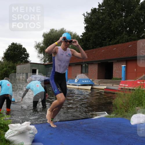 31.08.2025 - Elbe Triathlon Hamburg Luisa Fischer http://msf.ph/oto/8678728 31.08.2025 12:24:15 Schwimmen 1642, 1653, 1655 meine-sportfotos.de