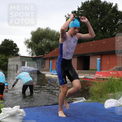 31.08.2025 - Elbe Triathlon Hamburg Luisa Fischer http://msf.ph/oto/8678730 31.08.2025 12:24:16 Schwimmen 1642, 1653, 1655 meine-sportfotos.de