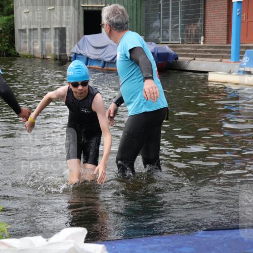 31.08.2025 - Elbe Triathlon Hamburg Luisa Fischer http://msf.ph/oto/8678737 31.08.2025 12:24:19 Schwimmen 1642, 1653 meine-sportfotos.de