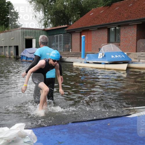 31.08.2025 - Elbe Triathlon Hamburg Luisa Fischer http://msf.ph/oto/8678740 31.08.2025 12:24:19 Schwimmen 1642, 1653 meine-sportfotos.de