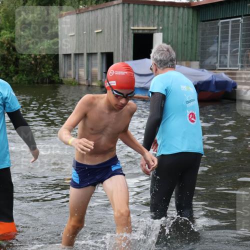 31.08.2025 - Elbe Triathlon Hamburg Luisa Fischer http://msf.ph/oto/8678747 31.08.2025 12:24:41 Schwimmen 1633, 1645, 1654 meine-sportfotos.de