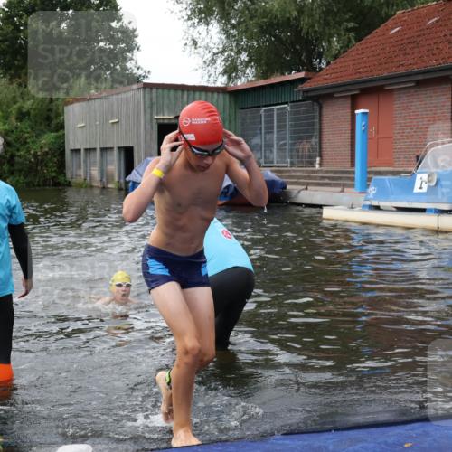 31.08.2025 - Elbe Triathlon Hamburg Luisa Fischer http://msf.ph/oto/8678752 31.08.2025 12:24:41 Schwimmen 1633, 1645, 1654 meine-sportfotos.de