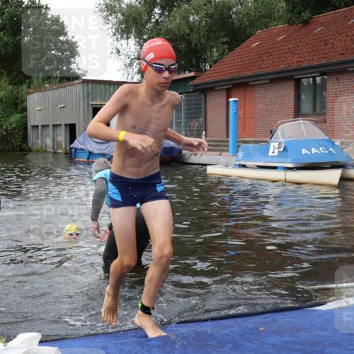 31.08.2025 - Elbe Triathlon Hamburg Luisa Fischer http://msf.ph/oto/8678754 31.08.2025 12:24:42 Schwimmen 1633, 1645, 1654 meine-sportfotos.de