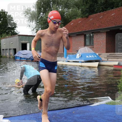 31.08.2025 - Elbe Triathlon Hamburg Luisa Fischer http://msf.ph/oto/8678755 31.08.2025 12:24:42 Schwimmen 1633, 1645, 1654 meine-sportfotos.de