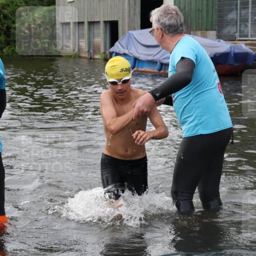 31.08.2025 - Elbe Triathlon Hamburg Luisa Fischer http://msf.ph/oto/8678758 31.08.2025 12:24:44 Schwimmen 1633, 1645, 1654 meine-sportfotos.de
