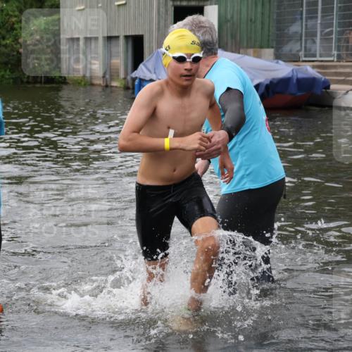 31.08.2025 - Elbe Triathlon Hamburg Luisa Fischer http://msf.ph/oto/8678759 31.08.2025 12:24:45 Schwimmen 1633, 1645, 1654 meine-sportfotos.de