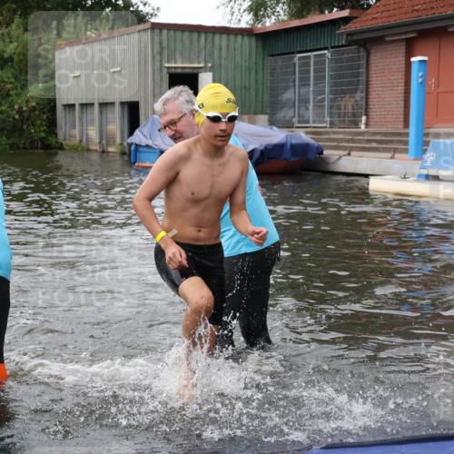 31.08.2025 - Elbe Triathlon Hamburg Luisa Fischer http://msf.ph/oto/8678762 31.08.2025 12:24:45 Schwimmen 1633, 1645, 1654 meine-sportfotos.de