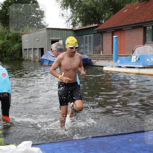 31.08.2025 - Elbe Triathlon Hamburg Luisa Fischer http://msf.ph/oto/8678763 31.08.2025 12:24:45 Schwimmen 1633, 1645, 1654 meine-sportfotos.de