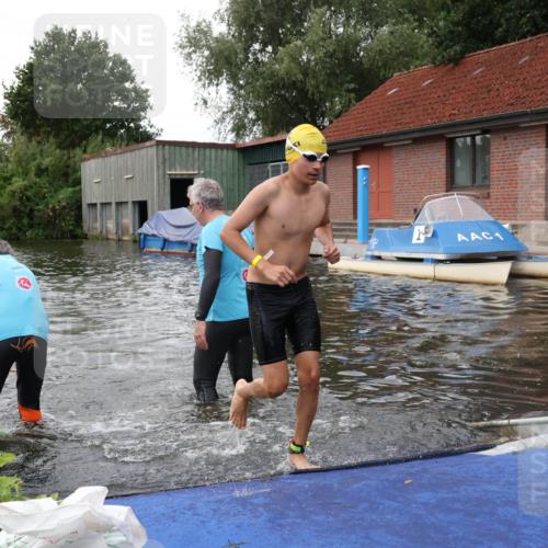 31.08.2025 - Elbe Triathlon Hamburg Luisa Fischer http://msf.ph/oto/8678766 31.08.2025 12:24:46 Schwimmen 1633, 1645, 1654 meine-sportfotos.de