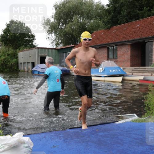 31.08.2025 - Elbe Triathlon Hamburg Luisa Fischer http://msf.ph/oto/8678767 31.08.2025 12:24:46 Schwimmen 1633, 1645, 1654 meine-sportfotos.de