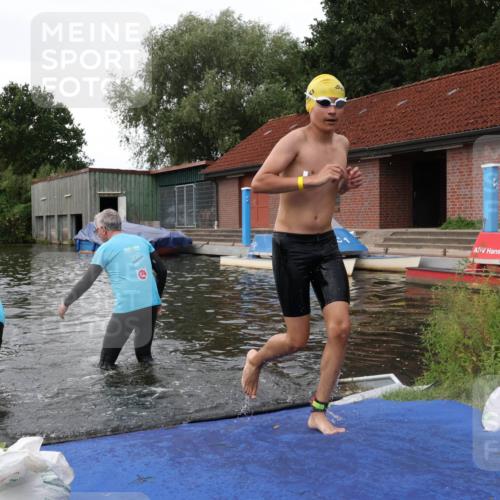 31.08.2025 - Elbe Triathlon Hamburg Luisa Fischer http://msf.ph/oto/8678770 31.08.2025 12:24:46 Schwimmen 1633, 1645, 1654 meine-sportfotos.de