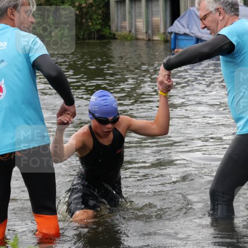 31.08.2025 - Elbe Triathlon Hamburg Luisa Fischer http://msf.ph/oto/8678772 31.08.2025 12:24:49 Schwimmen 1633, 1654 meine-sportfotos.de