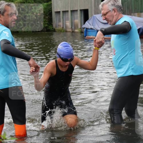 31.08.2025 - Elbe Triathlon Hamburg Luisa Fischer http://msf.ph/oto/8678774 31.08.2025 12:24:49 Schwimmen 1633, 1654 meine-sportfotos.de