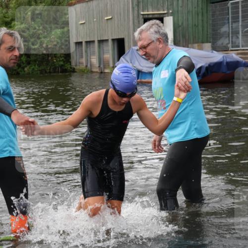31.08.2025 - Elbe Triathlon Hamburg Luisa Fischer http://msf.ph/oto/8678775 31.08.2025 12:24:49 Schwimmen 1633, 1654 meine-sportfotos.de